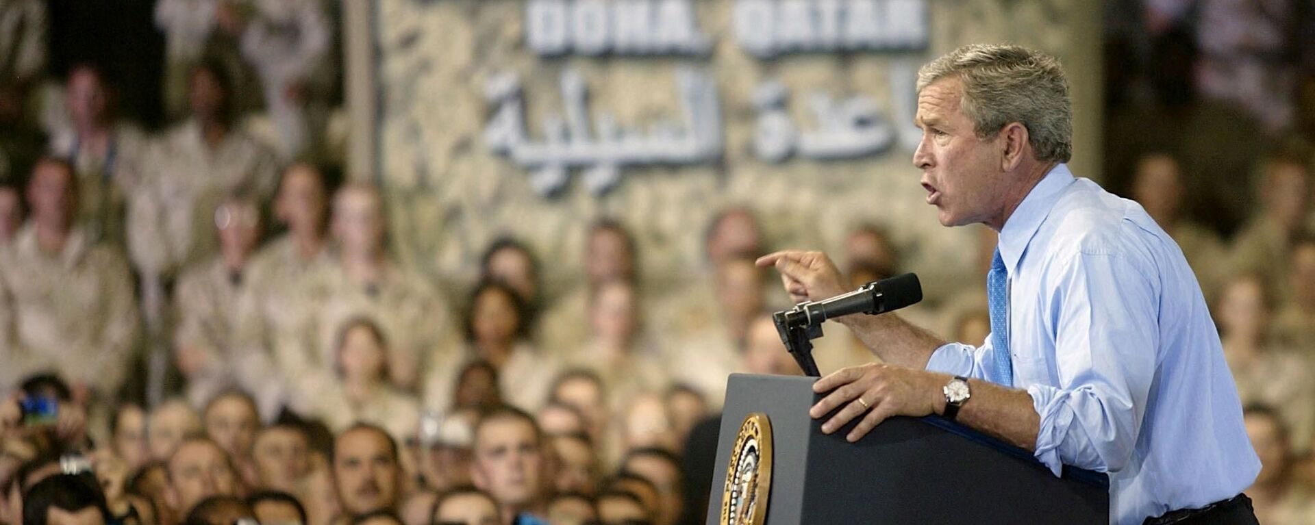 الرئيس الأمريكي الأسبق جورج دبليو بوش خلال زيارة لمعسكر السيلية في قطر عام 2003 خلال حرب العراق - سبوتنيك عربي, 1920, 18.08.2021