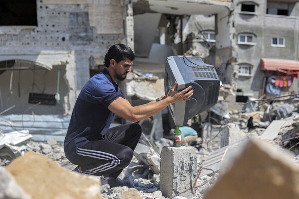 الفنان الفلسطيني محمد الشنبري في بيت لاهيا شمال قطاع غزة في 6 يوليو 2021 - سبوتنيك عربي