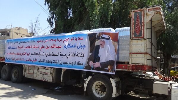 مغترب سوري يوزع المياه المعدنية على عطشى الحسكة، سوريا 8 يوليو 2021 - سبوتنيك عربي