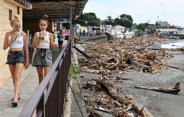 فتيات على جسر شاطئ غمرته المياه في قرية كوديبستا، مقاطعة خوستينسكي، سوتشي، روسيا 6 يوليو 2021 - سبوتنيك عربي