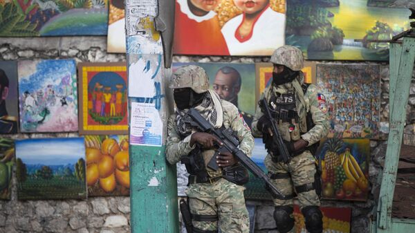 الجنود يراقبون الوضع في شوارع مدينة هايتي بعد اغتيال الرئيس جوفينيل مويس، بورت أو برنس، 7 يوليو 2021 - سبوتنيك عربي