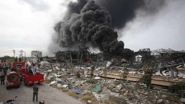 رجال الإطفاء يعملون على إخماد حريق في موقع انفجار هائل في مصنع محلي في مقاطعة ساموت براكان في ضواحي بانكوك، تايلاند، 5 يوليو 2021 - سبوتنيك عربي