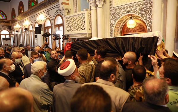 تشييع جثمان أمين عام الجبهة الشعبية لتحرير فلسطين- القيادة العامة، أحمد جبريل، من مشفى أمية وسط دمشق، إلى مثواه الأخيرفي مقبرة الشهداء بمخيم اليرموك، 9 يوليو 2021 - سبوتنيك عربي