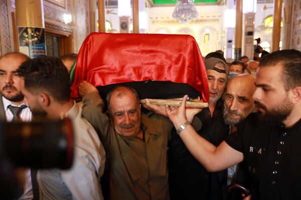 تشييع جثمان أمين عام الجبهة الشعبية لتحرير فلسطين- القيادة العامة، أحمد جبريل، من مشفى أمية وسط دمشق، إلى مثواه الأخيرفي مقبرة الشهداء بمخيم اليرموك، 9 يوليو 2021 - سبوتنيك عربي