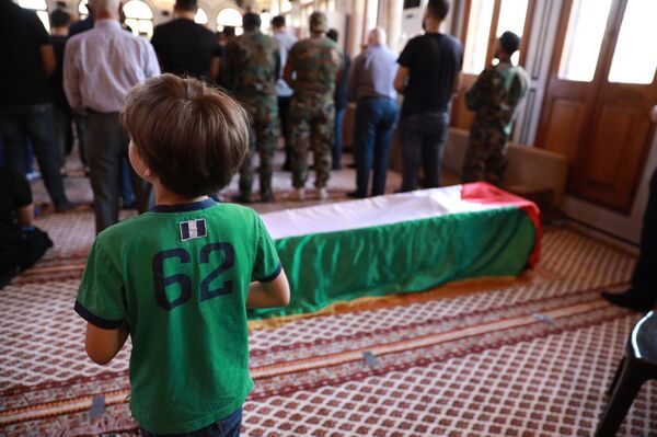 تشييع جثمان أمين عام الجبهة الشعبية لتحرير فلسطين- القيادة العامة، أحمد جبريل، من مشفى أمية وسط دمشق، إلى مثواه الأخيرفي مقبرة الشهداء بمخيم اليرموك، 9 يوليو 2021 - سبوتنيك عربي