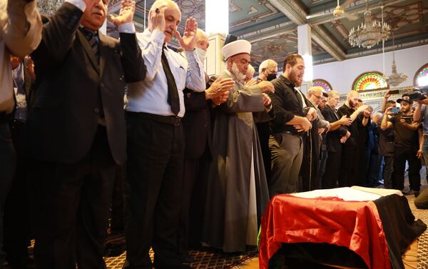 تشييع جثمان أمين عام الجبهة الشعبية لتحرير فلسطين- القيادة العامة، أحمد جبريل، من مشفى أمية وسط دمشق، إلى مثواه الأخيرفي مقبرة الشهداء بمخيم اليرموك، 9 يوليو 2021 - سبوتنيك عربي