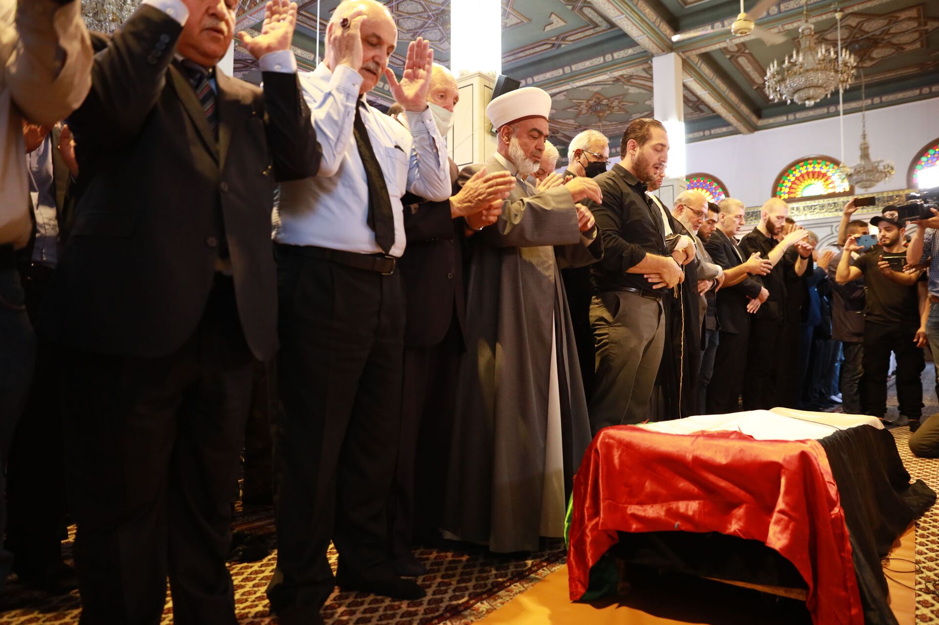 تشييع قائد زهور البيلسان أحمد جبريل إلى مثواه الأخير بدمشق... صور وفيديو - سبوتنيك عربي, 1920, 09.07.2021