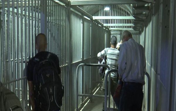 عمال فلسطينيون على المعابر الإسرائيلية إجراءات متعددة من أجل الحصول على تصريح دخول  - سبوتنيك عربي
