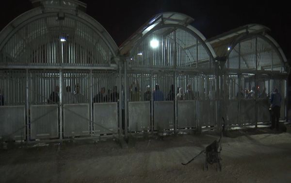 عمال فلسطينيون على المعابر الإسرائيلية إجراءات متعددة من أجل الحصول على تصريح دخول  - سبوتنيك عربي