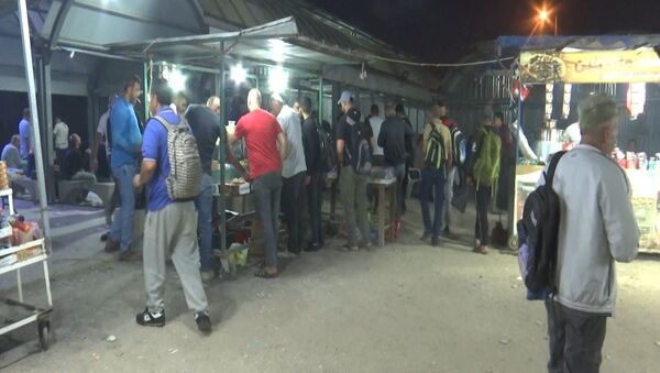 عمال فلسطينيون على المعابر الإسرائيلية إجراءات متعددة من أجل الحصول على تصريح دخول  - سبوتنيك عربي