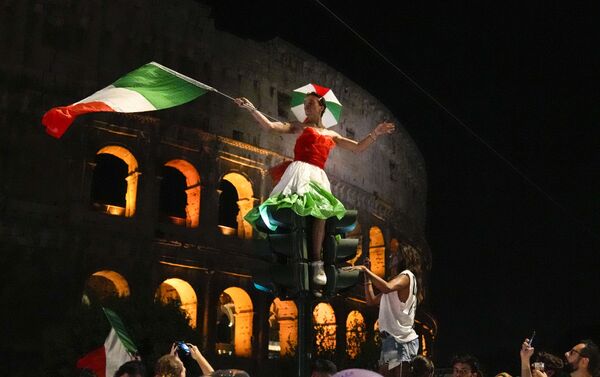 مشجعو المنتخب الإيطالي في روما بعد فوز المنتخب بكأس بطولة أمم أوروبا يورو 2020 في ملعب ويمبلي، لندن، إنجلترا 12 يوليو 2021 - سبوتنيك عربي