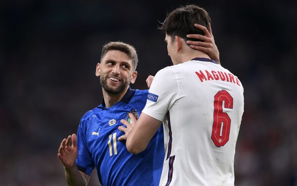 الإيطالي دومينيكو بيراردي والإنجليزي هاري ماغواير خلال المباراة الأخيرة من بطولة أمم أوروبا يورو 2020 في ملعب ويمبلي، لندن، إنجلترا 11 يوليو 2021 - سبوتنيك عربي