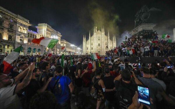 مشجعو المنتخب الإيطالي في ميلانو بعد فوز المنتخب بكأس بطولة أمم أوروبا يورو 2020 في ملعب ويمبلي، لندن، إنجلترا 11 يوليو 2021 - سبوتنيك عربي