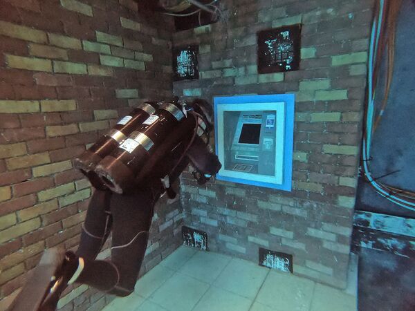 غواص يتفقد جهاز الصرف الآلي في أعمق مسبح للغطس في العالم، ديب دايف دبي، الإمارات العربية المتحدة، 10 يوليو 2021 غواص يتفقد جهاز الصرف الآلي في أعمق مسبح للغطس في العالم، ديب دايف دبي، الإمارات العربية المتحدة، 10 يوليو 2021 - سبوتنيك عربي