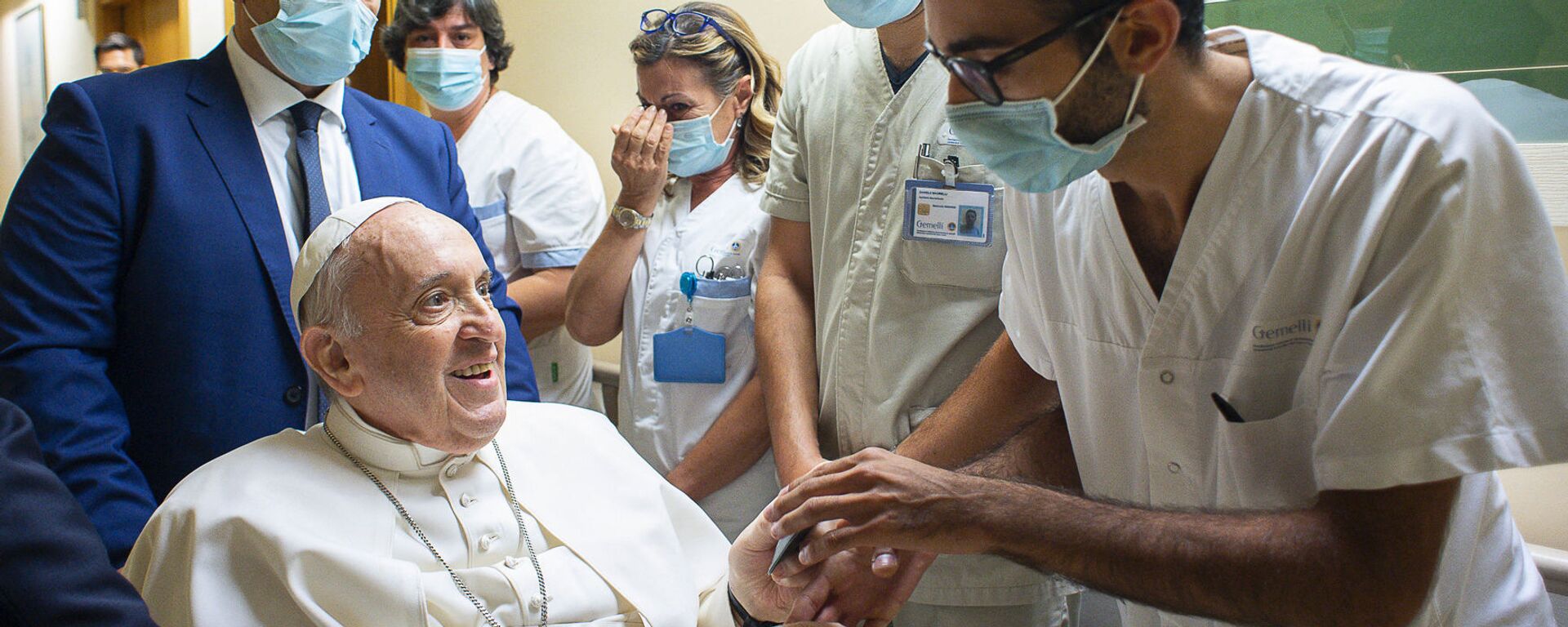 البابا فرانسيس بابا الفاتيكان مع الأطباء إثر إجراء عملية جراحية ناجحة داخل مستشفى جيميلي في روما - سبوتنيك عربي, 1920, 29.03.2023