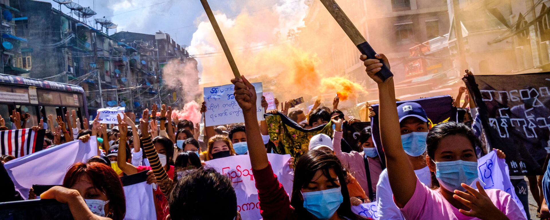 نساء يحملن المشاعل أثناء مظاهرة ضد الانقلاب العسكري في يانغون، ميانمار، 14 يوليو 2021 - سبوتنيك عربي, 1920, 04.08.2022