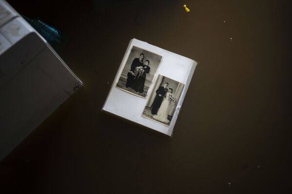 صورة زفاف في مياه الفيضانات التي عمت شوارع بلدة بروميلين، هولندا 17 يوليو 2021 - سبوتنيك عربي