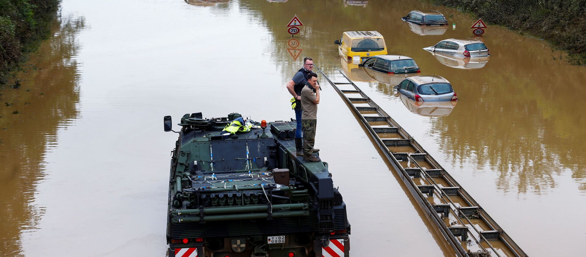 شرطي وعنصر من القوات المسلحة الألمانية يدرسون منطقة تضررت بمياه الفيضانات في إرفتشتات، ألمانيا 17 يوليو 2021 - سبوتنيك عربي, 1920, 03.08.2021