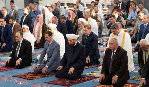الرئيس السوري بشار الأسد يصلي صلاة العيد في مسجد خالد بن الوليد في مدينة حمص، سوريا 20 يوليو 2021 - سبوتنيك عربي