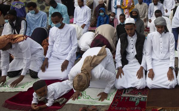 المسلمون الصغار والكبار يجتمعون للصلاة للاحتفال بعيد الأضحى في نيروبي، كينيا 20 يوليو 2021 - سبوتنيك عربي
