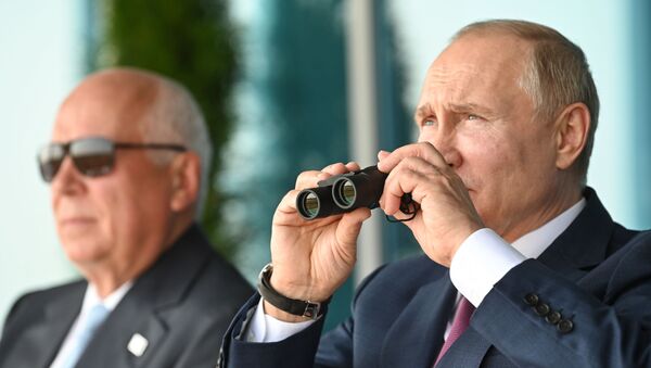 الرئيس الروسي، فلاديمير بوتين، والمدير التنفيذي لشركة روستيخ الروسية، سيرغي تشيميزوف،  يشاركان في مراسم افتتاح معرض الطيران والفضاء الدولي ماكس 2021 في مطار جوكوفسكي، ضواحي موسكو، روسيا 20 يوليو 2021 - سبوتنيك عربي