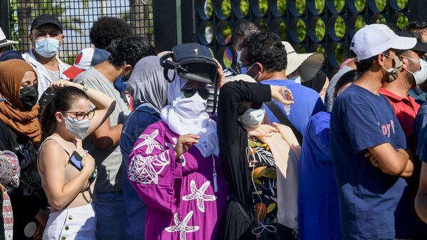 تونسيون ينتظرون تلقي اللقاح أمام أحد مراكز التطعيم بالعاصمة تونس 20 يوليو 2021 - سبوتنيك عربي