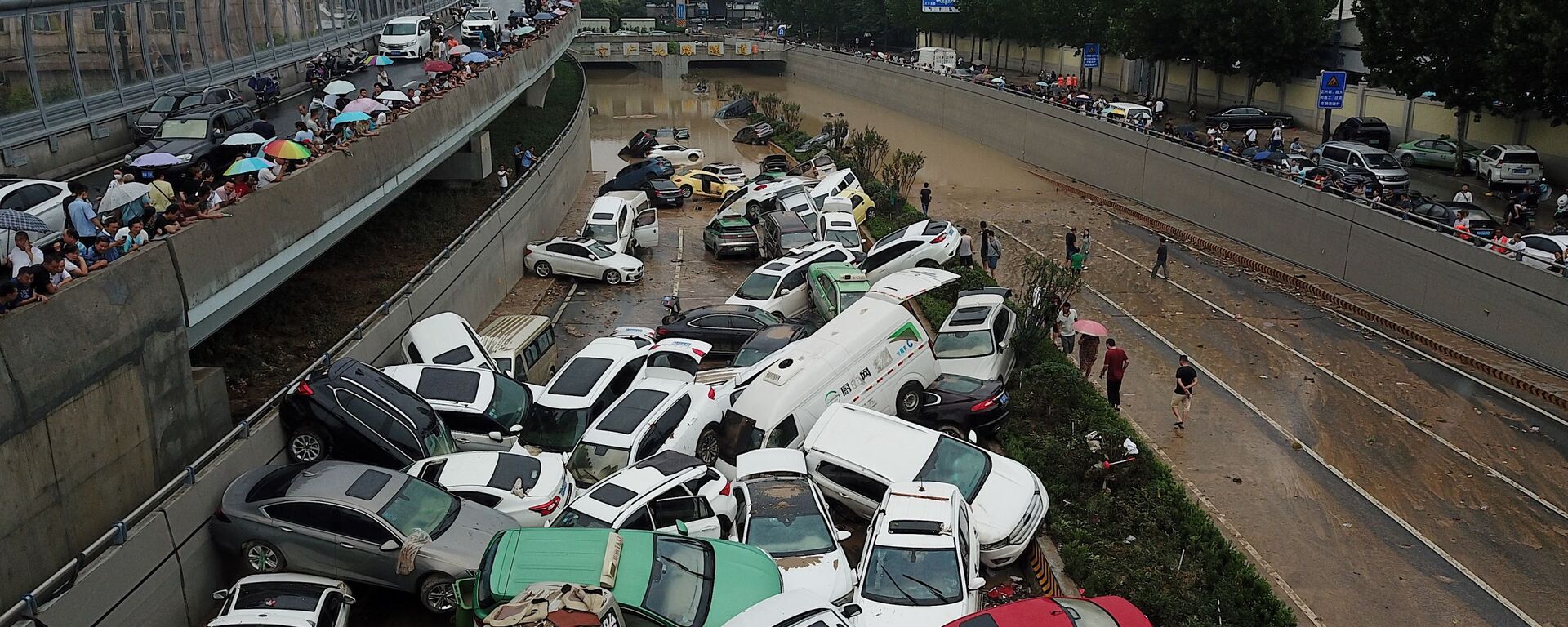 منظر جوي لآثار الفيضانات الناجمة عن أمطار غزيرة في مدينة تشنغتشو، وسط محافظة هينان، الصين 22 يوليو 2021 - سبوتنيك عربي, 1920, 22.08.2021