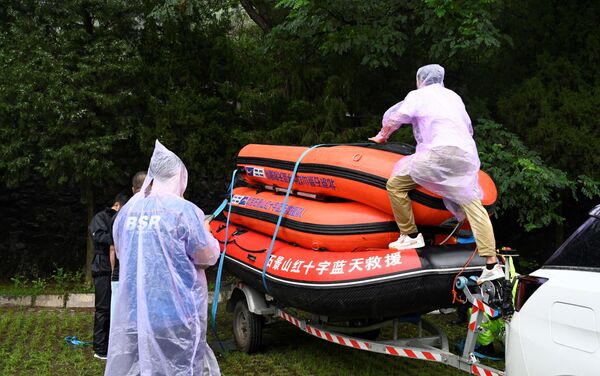 أعضاء فريق الإنقاذ من منظمة بلوسكي يتوجهون إلى مدينة تشنغتشو التي غمرتها مياه الفيضانات، وسط محافظة هينان، الصين 21 يوليو 2021 أعضاء فريق الإنقاذ من منظمة بلوسكي يتوجهون إلى مدينة تشنغتشو التي غمرتها مياه الفيضانات، وسط محافظة هينان، الصين 21 يوليو 2021 - سبوتنيك عربي