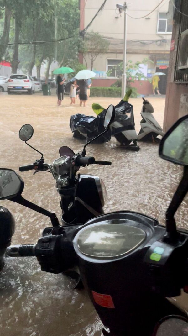 مدينة تشنغتشو التي غمرتها مياه الفيضانات، وسط محافظة هينان، الصين 21 يوليو 2021 - سبوتنيك عربي