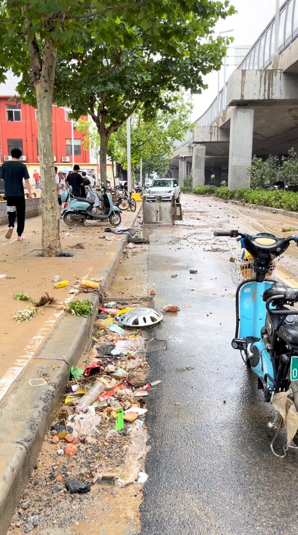 مدينة تشنغتشو التي غمرتها مياه الفيضانات، وسط محافظة هينان، الصين 21 يوليو 2021 - سبوتنيك عربي