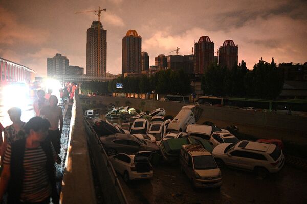 منظر جوي لآثار الفيضانات الناجمة عن أمطار غزيرة في مدينة تشنغتشو، وسط محافظة هينان، الصين 21 يوليو 2021 منظر جوي لآثار الفيضانات الناجمة عن أمطار غزيرة في مدينة تشنغتشو، وسط محافظة هينان، الصين 21 يوليو 2021 - سبوتنيك عربي