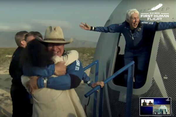 لملياردير الأمريكي، جيف بيزوس، صاحب شركة أمازون يعود بعد رحلته إلى الفضاء على متن أول رحلة لشركته، تكساس، الولايات المتحدة 20 يوليو 2021 - سبوتنيك عربي