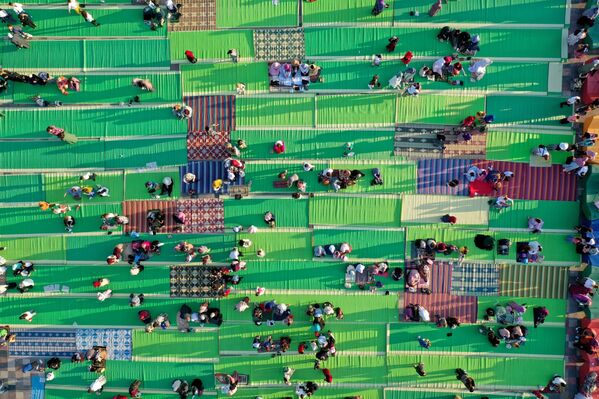 يُظهر هذا المنظر الجوي المسلمين الألبان خلال صلاة عيد الأضحى في ساحة سكندربج في تيرانا في 20 يوليو 2021 - سبوتنيك عربي