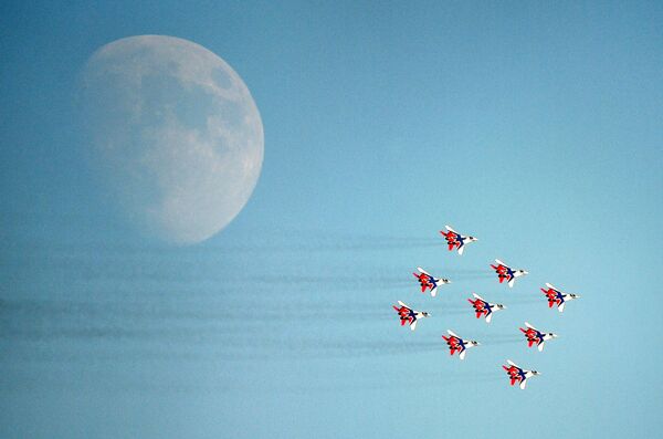 فرقة الاستعراض الجوي الروسية ستريجي على طائرات ميغ-29 أثناء العرض الجوي في إطار معرض الطيران والفضاء الدولي ماكس 2021 - سبوتنيك عربي