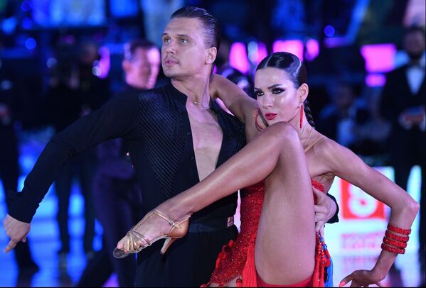 المشاركون في بطولة كأس العالم لرقصات أمريكا اللاتينية بين المحترفين في قصر الكرملين، موسكو، روسيا 17 يوليو 2021 - سبوتنيك عربي