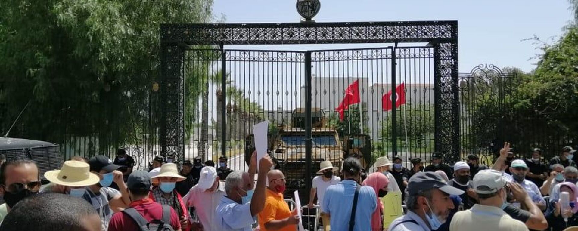 تجمهر التونسيين أمام مقر البرلمان التونسي، تونس 26 يوليو 2021 - سبوتنيك عربي, 1920, 02.02.2023
