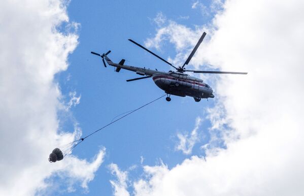 مروحية مي-8 تشارك رجال الاطفاء في عملية اخماد حرائق الغابات في حي سياموزيرا في كاريليا، روسيا 21 يوليو 2021 - سبوتنيك عربي