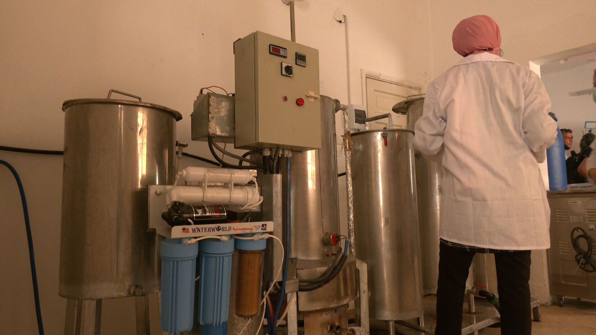 زيوت ومستحضرات تجميل باستخدام النباتات الطبيعية بأيدي فلسطينيات في غزة - سبوتنيك عربي, 1920, 28.07.2021