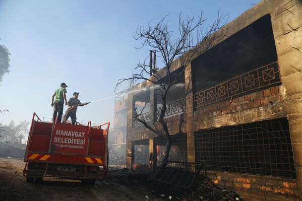 اندلاع حريق ضخم في غابة بالقرب من بلدة مانافغات، 75 كلم شرق المدينة السياحية أنطاليا، تركيا 28 يوليو 2021 - سبوتنيك عربي