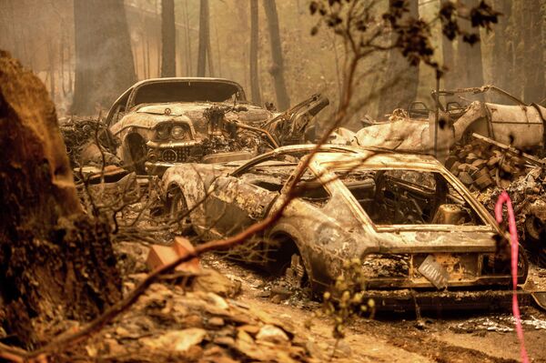 بعد حريق ديكسي (Dixie Fire)، استقرت المركبات المحترقة في ممر طريق في مجتمع إنديان فولز في مقاطعة بلوماس، كاليفورنيا، الولايات المتحدة 26 يوليو 2021 - سبوتنيك عربي