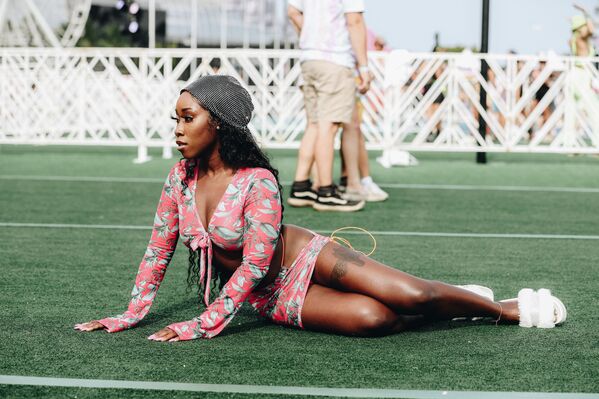 حضر أحد رواد المهرجان رولينغ لاود في ملعب هارد لوك في ميامي غاردينز، فلوريدا، الولايات المتحدة 25 يوليو 2021 - سبوتنيك عربي