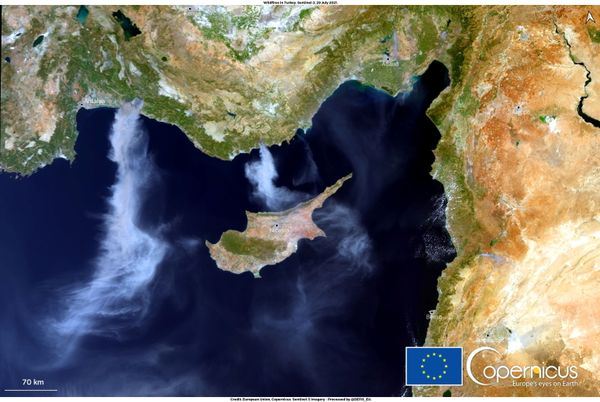 تُظهر صورة الأقمار الصناعية حرائق الغابات في بلدة أونال كيرتاسي، تركيا في 29 يوليو 2021 - سبوتنيك عربي