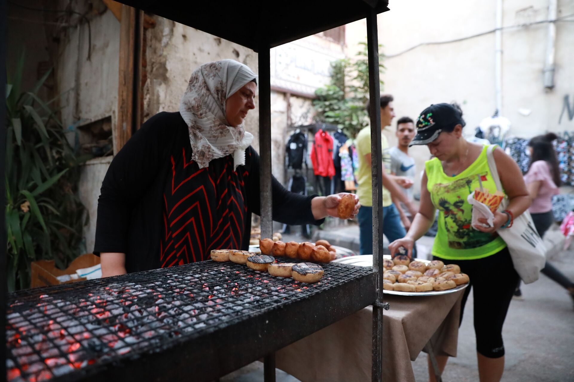 نسيبة الغربي تنتصر على الحرب بنشر عبق الكبة الحلبية في دمشق.. فيديو - سبوتنيك عربي, 1920, 02.08.2021