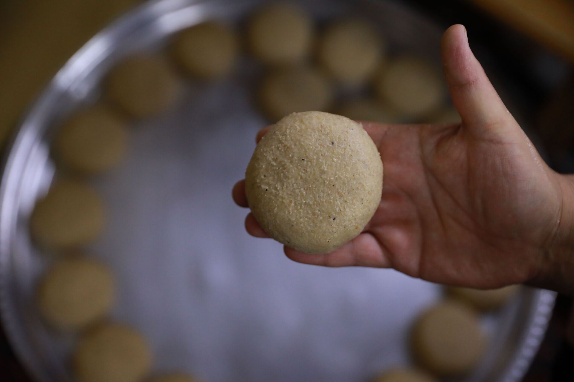 نسيبة الغربي تنتصر على الحرب بنشر عبق الكبة الحلبية في دمشق.. فيديو - سبوتنيك عربي, 1920, 02.08.2021