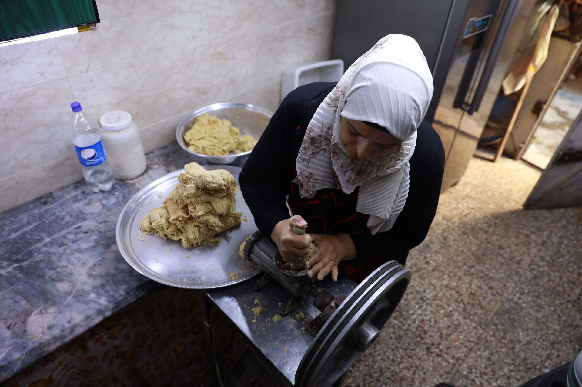 نسيبة الغربي تنتصر على الحرب بنشر عبق الكبة الحلبية في دمشق.. فيديو - سبوتنيك عربي, 1920, 02.08.2021