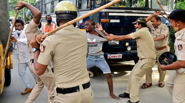 الشرطة الهندية تشتبك بالهروات مع محتجين أفارقة بعد وفاة رجل من الكونغو في الحجز الاثنين 2 أغسطس 2021 - سبوتنيك عربي