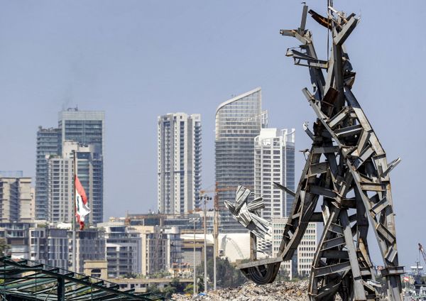 تمثال الرمز، من عمل الفنان المعماري نديم كرم، الذي شيد في موقع انفجار مرفأ بيروت، 28 يوليو 2021 - سبوتنيك عربي