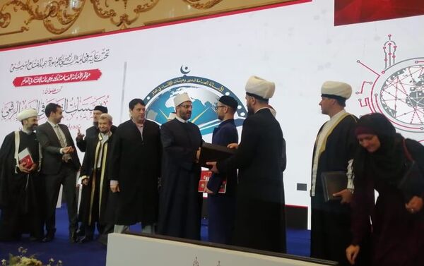 أئمة روس أثناء تكريمهم بمؤتمر الإفتاء بالقاهرة - سبوتنيك عربي