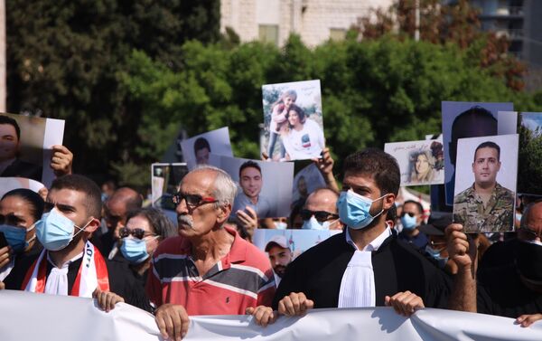 انطلاق مسيرة أهالي ضحايا انفجار مرفأ بيروت بحضور المحامين والنقيب، بيرون، لبنان 4 أغسطس 2021 - سبوتنيك عربي