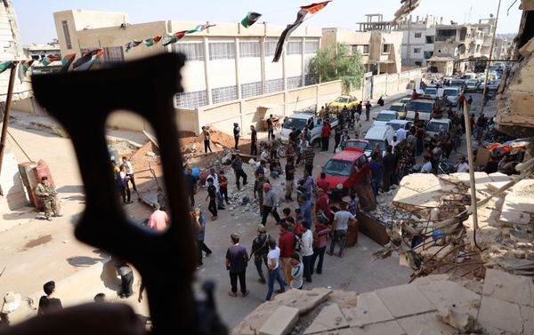 الجيش السوري يستقبل مئات الخارجين من حي درعا البلد الجيش السوري يستقبل مئات الخارجين من حي درعا البلد - سبوتنيك عربي